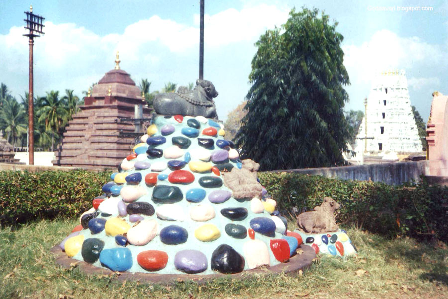 Courtyard displays at the Mallikarjuna temple complex, Srisailam