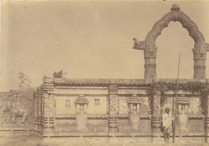 Historical view of the Dol-Mandapa at Puri, outside the temple wall