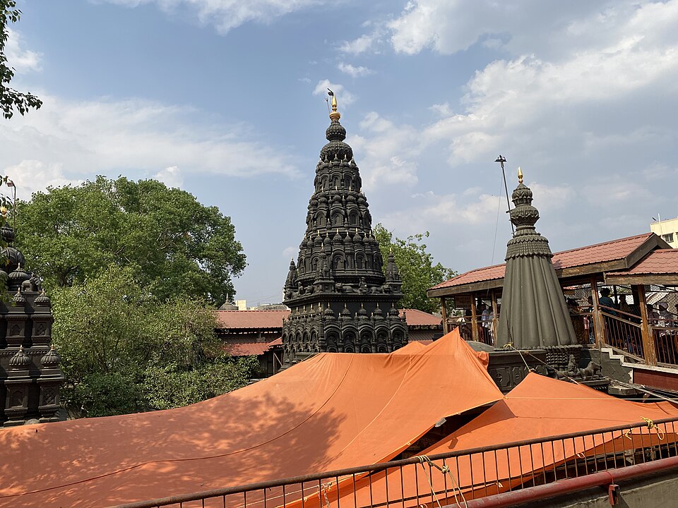 Temple view at Alandi; this photograph does not depict Nevasa or Apegaon.