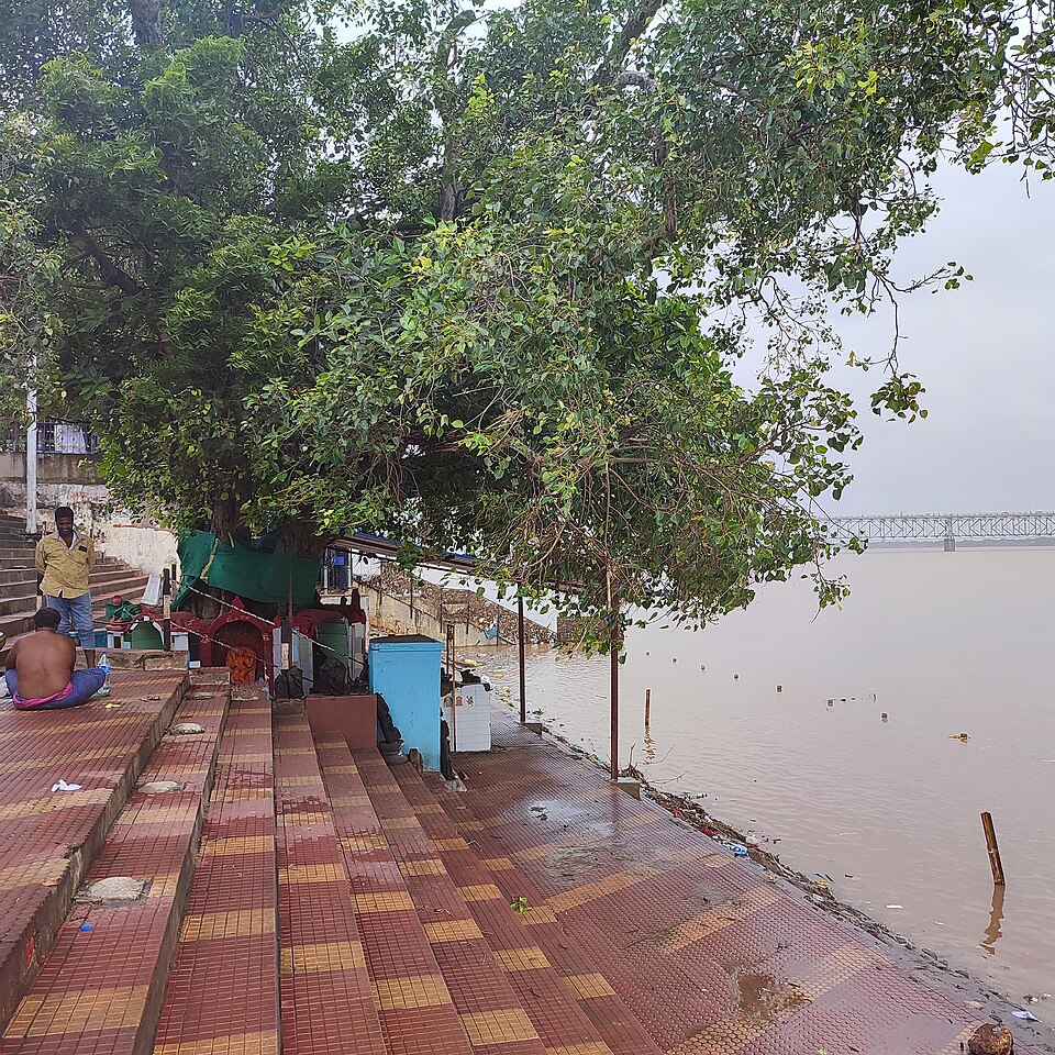 Godavari river ghat at Rajahmundry: regional landscape, not a verified photograph of a specific Peetha shrine