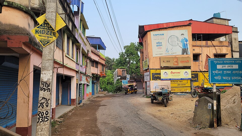 Regional view: a morning street scene in Khanakul, Hooghly. This photograph shows the locality associated with Ratnavali, not the temple building.