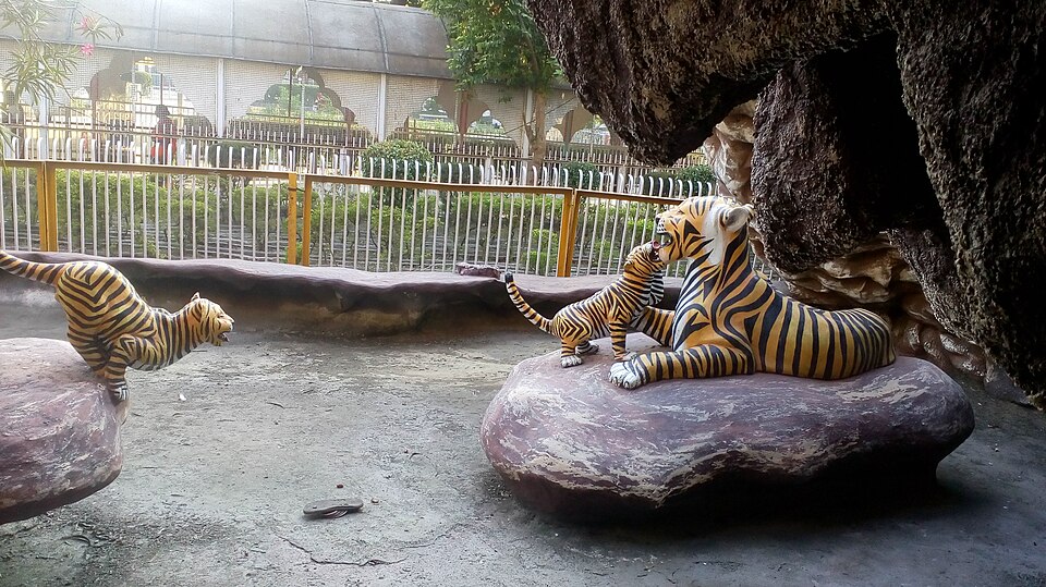 A Shiva statue within the Devi Talab Mandir complex